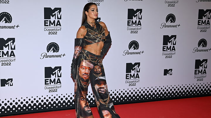 Israeli pop star walks red carpet in Kanye West outfit