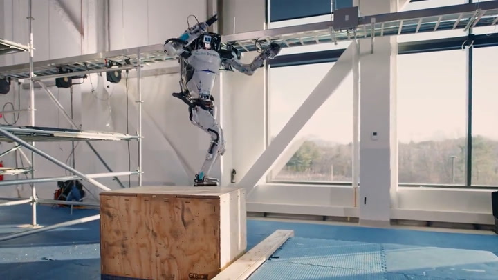 Boston Dynamics robot runs, jumps, and throws objects around construction site