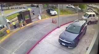 Video del momento en que carro impacta con otro en centro comercial de Tegucigalpa