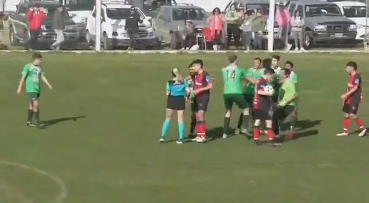 Un futbolista agredió a una jueza de línea en medio del partido