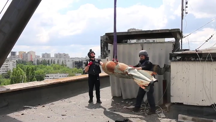 Rescuers remove 500kg bomb from Kharkiv roof