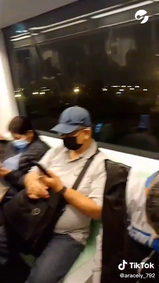 Captan a un pasajero viendo contenido porno en pleno tren de Lima