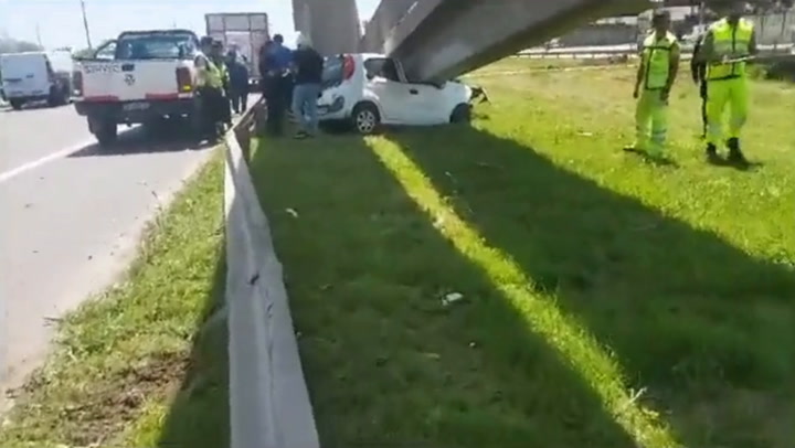 Terrible accidente en Panamericana, ramal Campana, km. 51, al norte: un auto se incrustó debajo de un puente