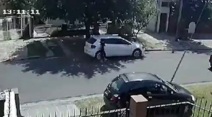 Sorprendieron a un hombre y a una mujer en Morón y les robaron el auto
