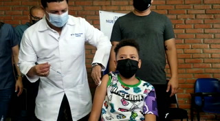 Con sus ojos cerrados, primer niño hondureño recibe dosis contra el covid-19