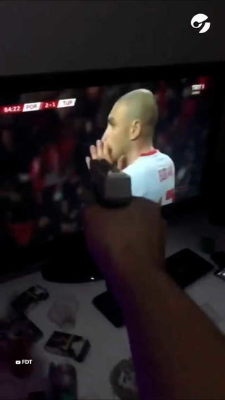 Un hincha turco le disparó a la pantalla cuando su selección falló un penal
