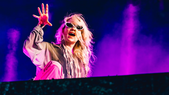Grimes faces technical difficulties during Coachella DJ set