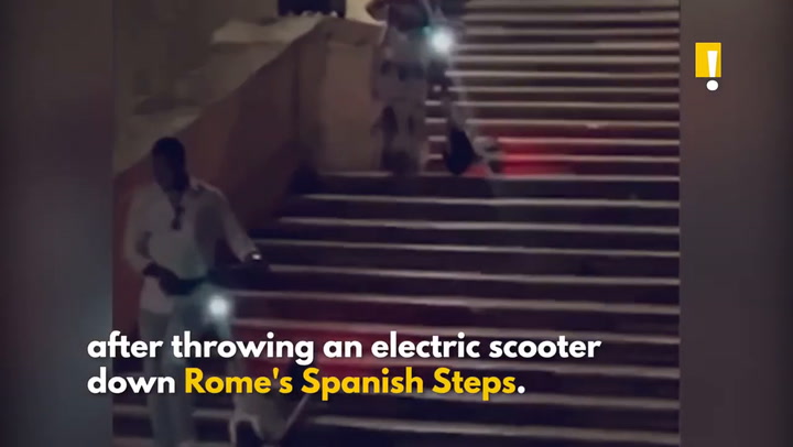 El momento en el que los turistas hicieron destrozos en una escalera histórica de Roma