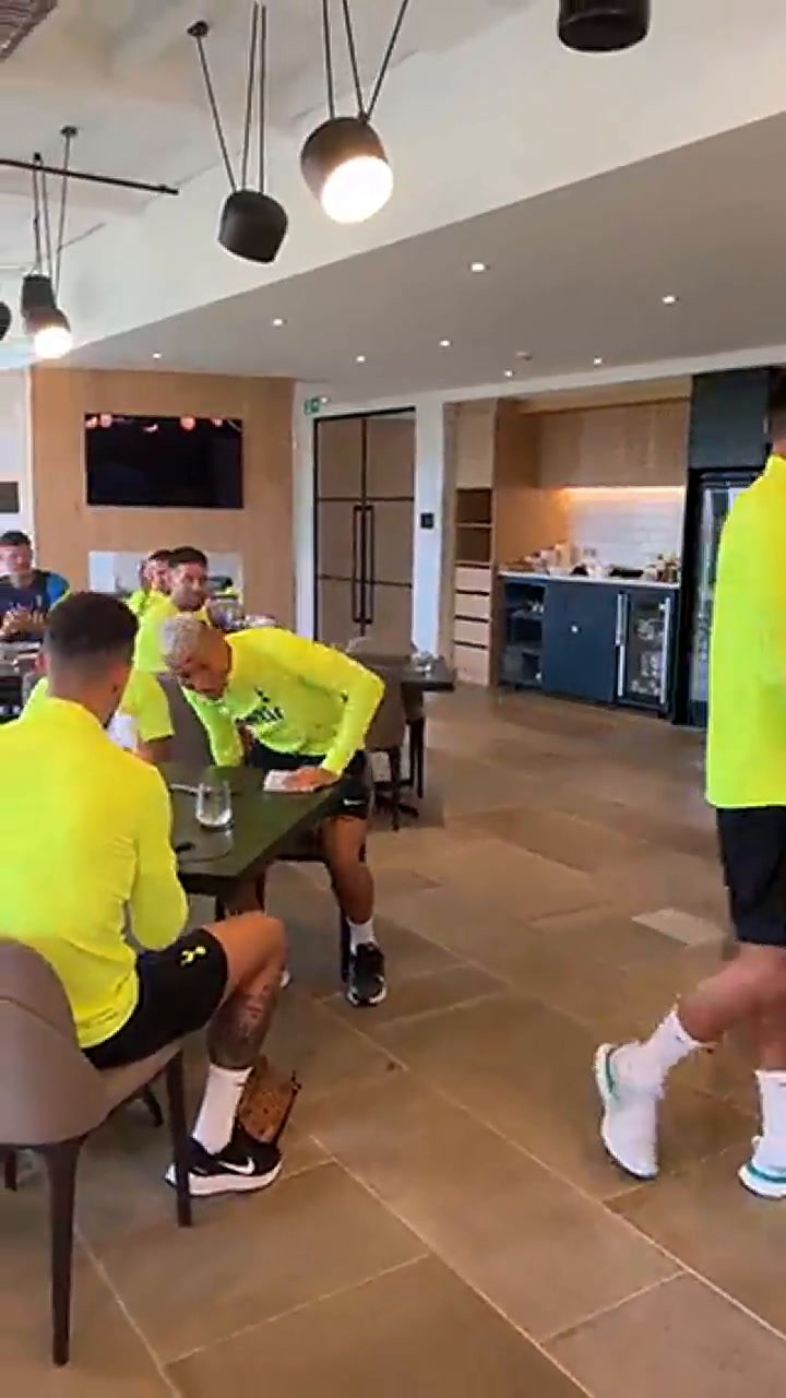 El divertido saludo entre Richarlison y Cuti Romero y la reacción de sus compañeros del Tottenham