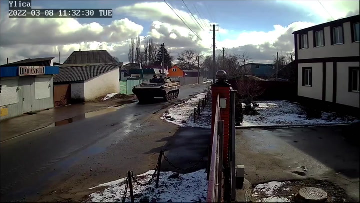 Ukraine: Russian tanks pass through village of Bohdanivka, northeast of Kyiv