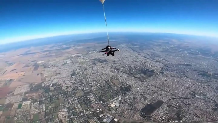 Un consejal se tiro con paracaidas