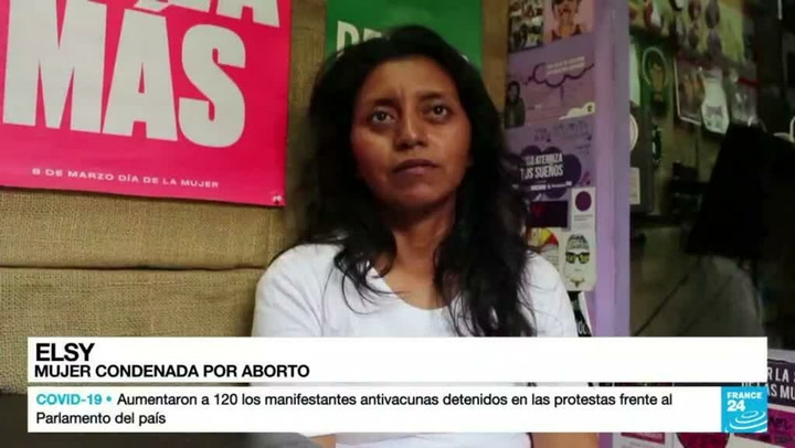 En El Salvador liberan a mujer acusada de homicidio por un aborto involuntario