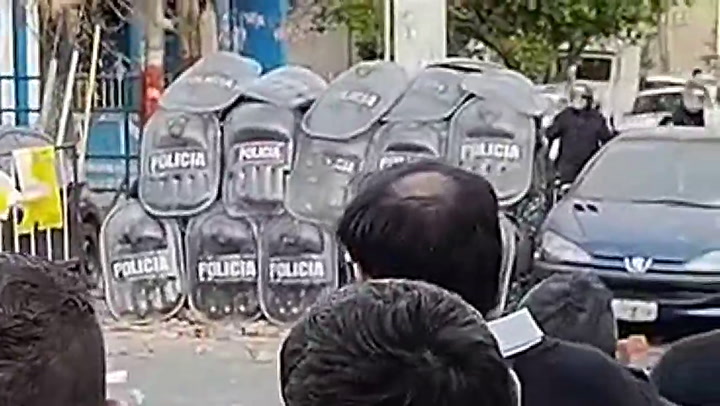 Crimen de Morena: vecinos reclaman justicia en la comisaría donde están los detenidos (GIF)