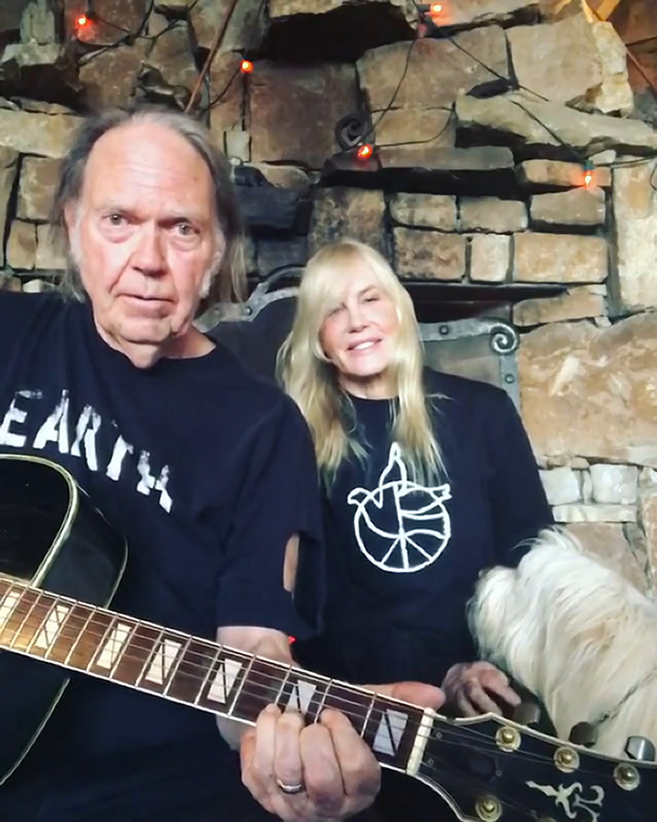 Daryl Hannah y Neil Young con un mensaje de apoyo a sus seguidores frente a la cuarentena