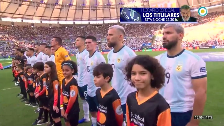 Messi sorprendió y finalmente cantó el himno nacional - Fuente: TV Pública 