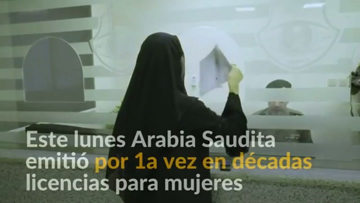 Mujeres saudíes reciben licencias para conducir - Fuente: Reuters