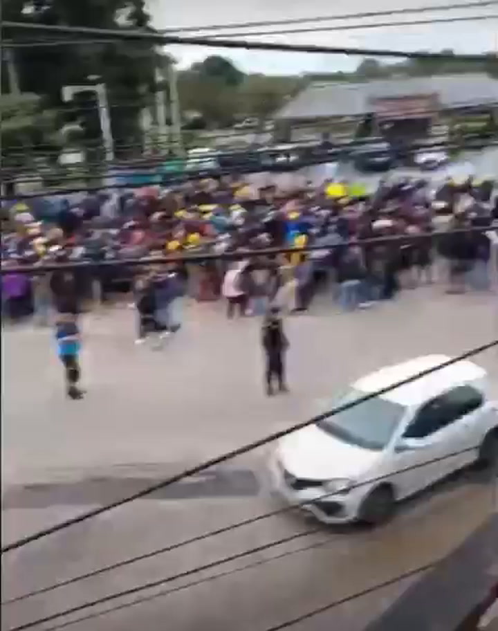 Un grupo de manifestantes bloqueó el acceso al country donde vive Luis Caputo