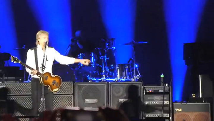 Paul McCartney y Ringo Starr, reunidos en el escenario - Fuente: YouTube
