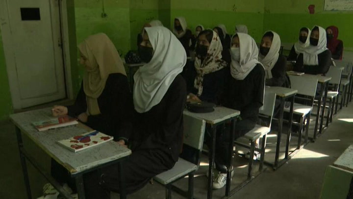 Talibanes cierran las escuelas para mujeres en Afganistán