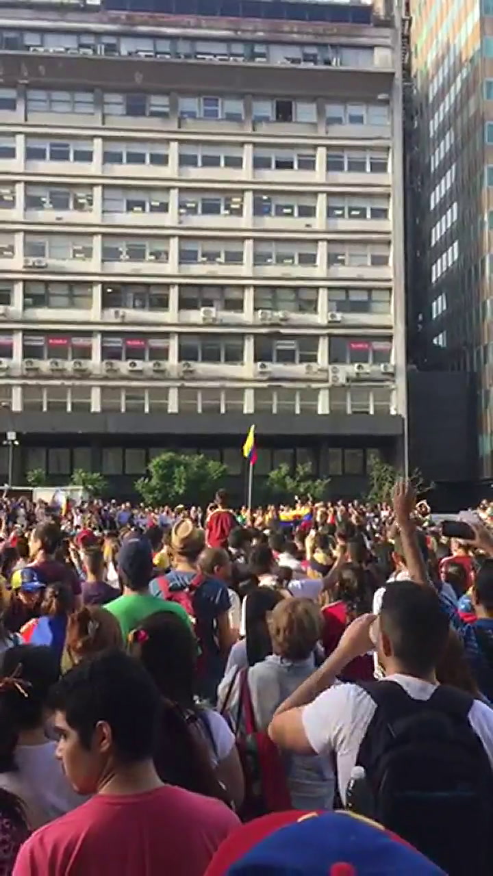 Venezolanos en Argentina cantan el himno argentino