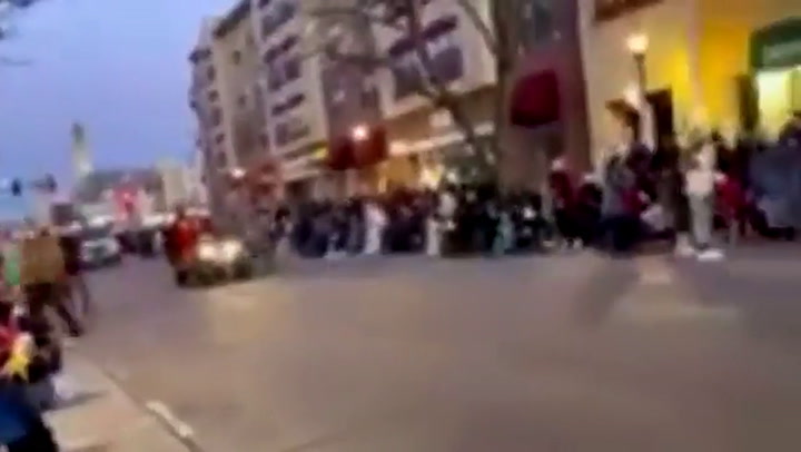 Nuevo video muestra a la camioneta abalanzándose sobre la multitud en Waukesha