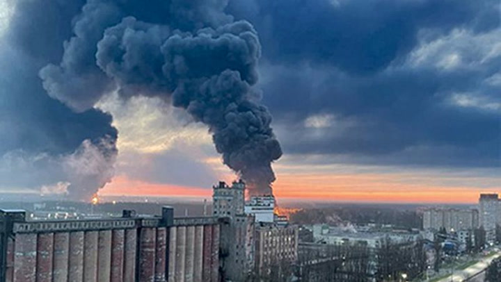 Investigan las causas de gigantesco incendio en depósito de petróleo ruso 