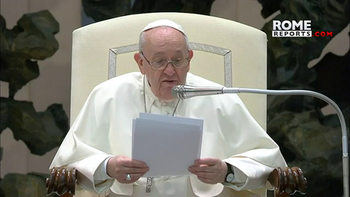 Un hombre interrumpió al Papa a los gritos mientras leía su catequesis en la audiencia general