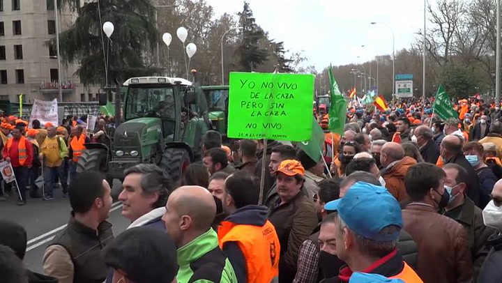 Agricultores y ganaderos en España protestan por altos precios del combustible