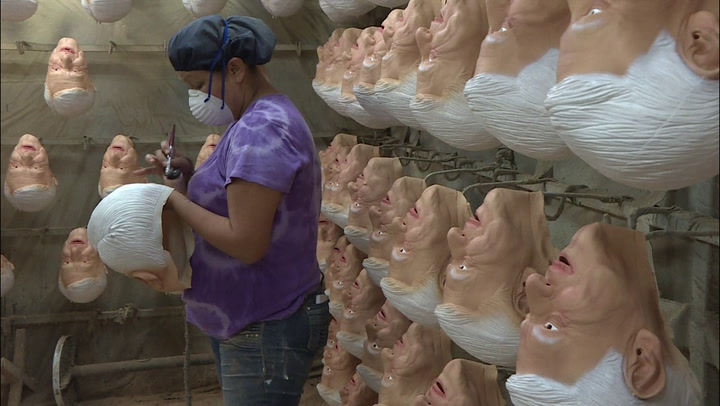 Mexicanos preparan máscaras de látex para mofarse de candidatos