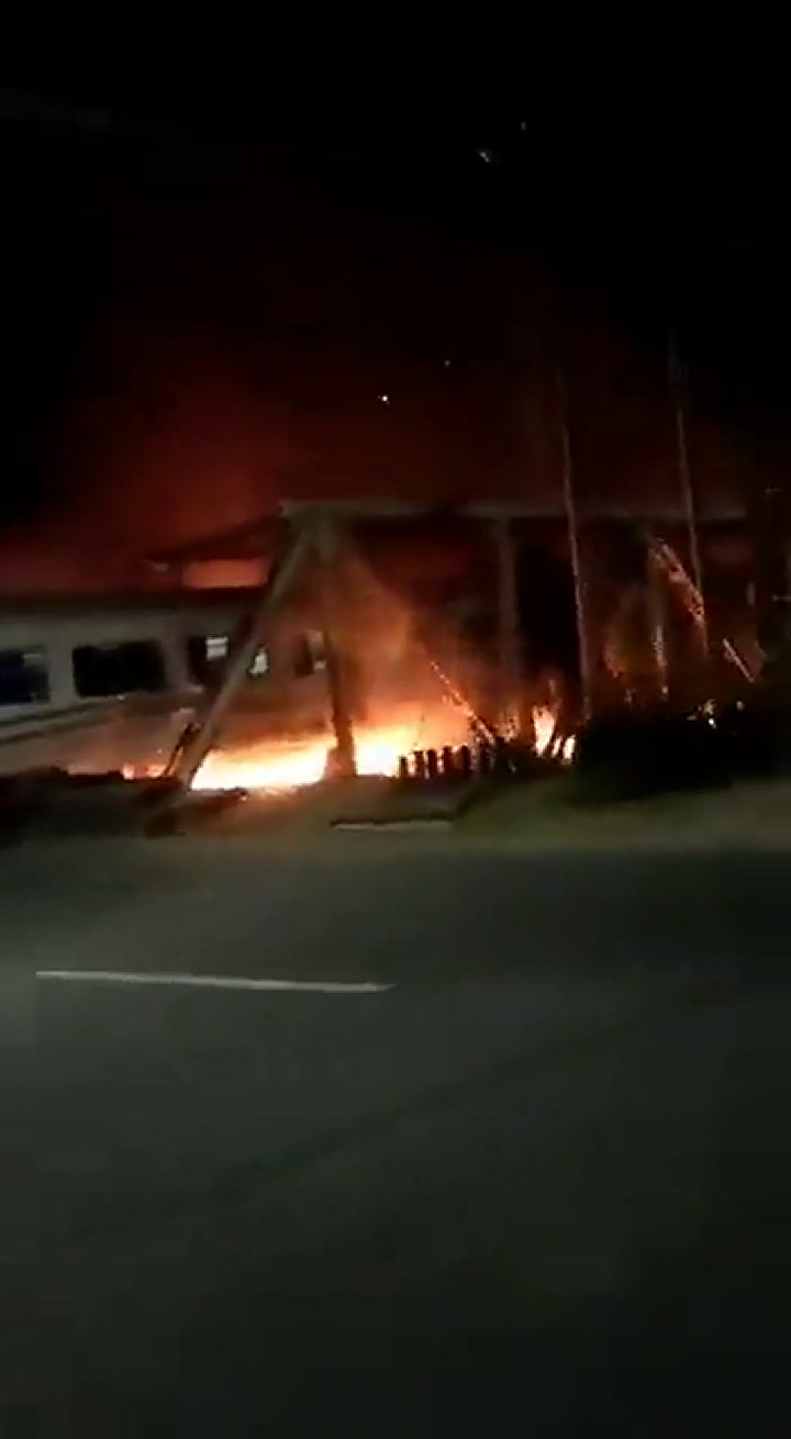 Indonesia: el violento choque entre un camión y un tren que derivó en un catastrófica explosión 2