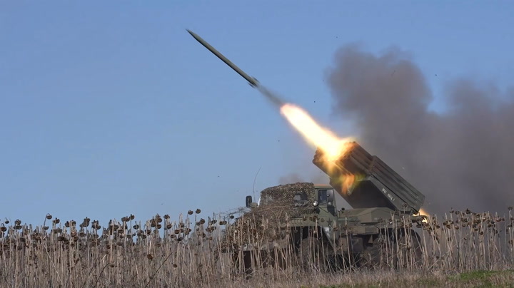 Vojenský expert: Zástupcovia západných zbrojoviek si na Ukrajine podávajú ruky, Rusi sa v boji zlepšili