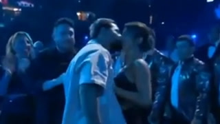 Maluma cantó en los Premios Billboard y sorprendió con un apasionado beso con su novia, Susana Gómez