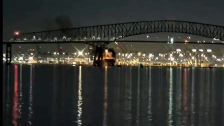 Un barco con contenedores chocó contra un puente en Baltimore (gif)