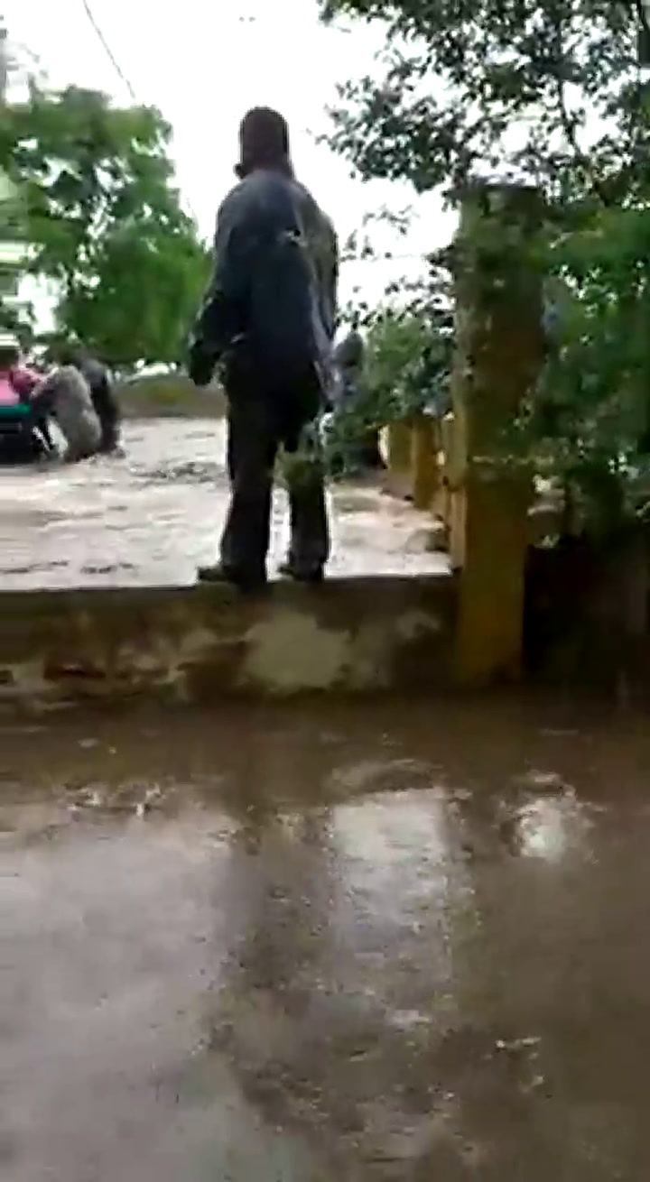 Así evacuaban a los niños de la escuela inundada