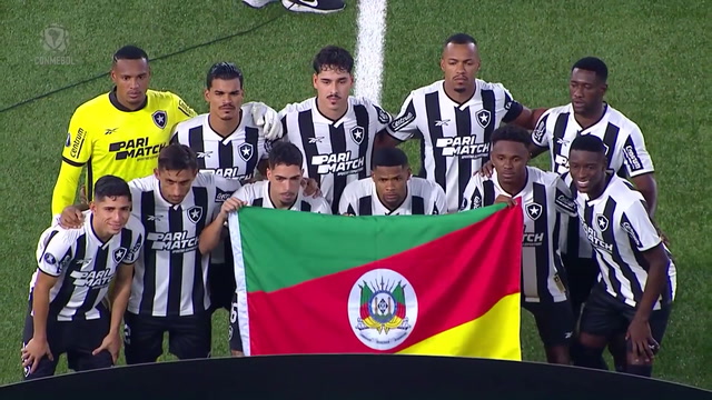 Antes de jogo, jogadores do Botafogo tiram posam com bandeira do Rio Grande do Sul; veja