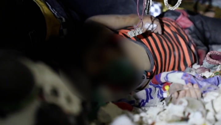 Syria earthquake: Volunteers sing for child trapped under the rubble of her house