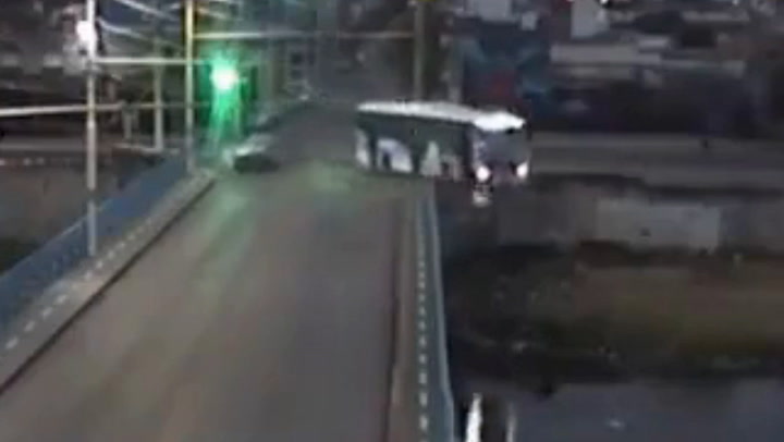 Córdoba: un colectivo cayó desde un puente al río Suquia tras chocar con un auto