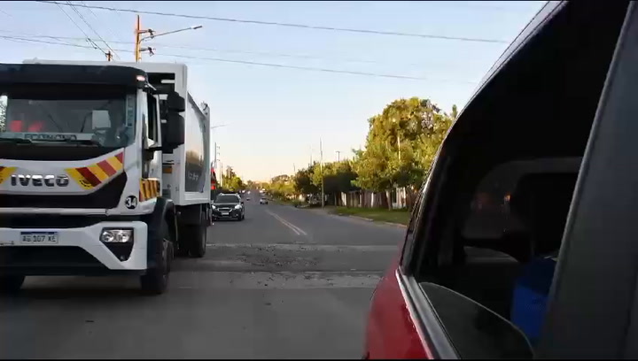 Un intendente recorrió su ciudad en un camión recolector de basura