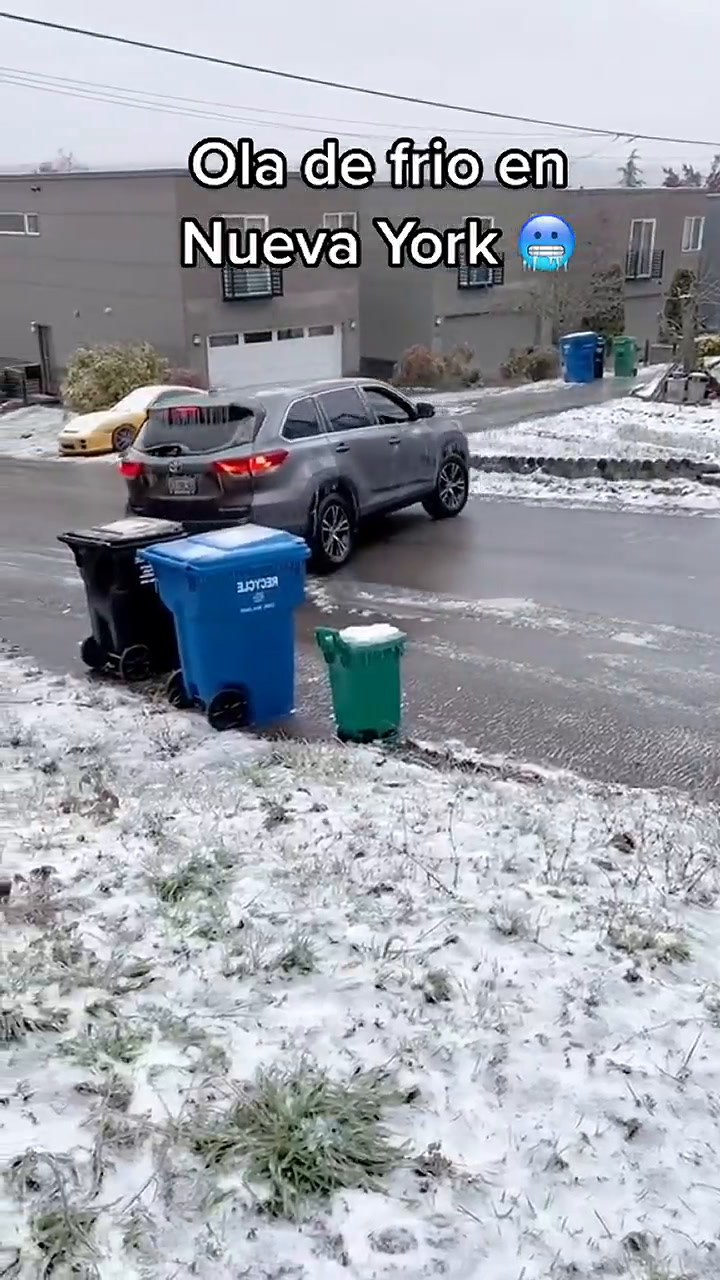 Los autos resbalan en el pavimento congelado