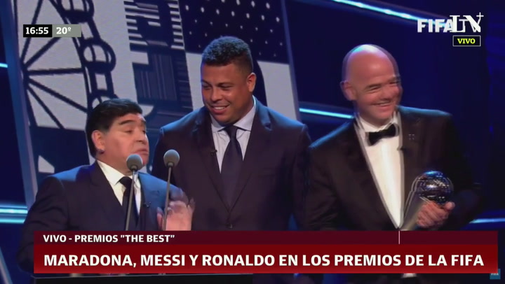 Maradona le entrega el premio 'The Best' a Cristiano Ronaldo
