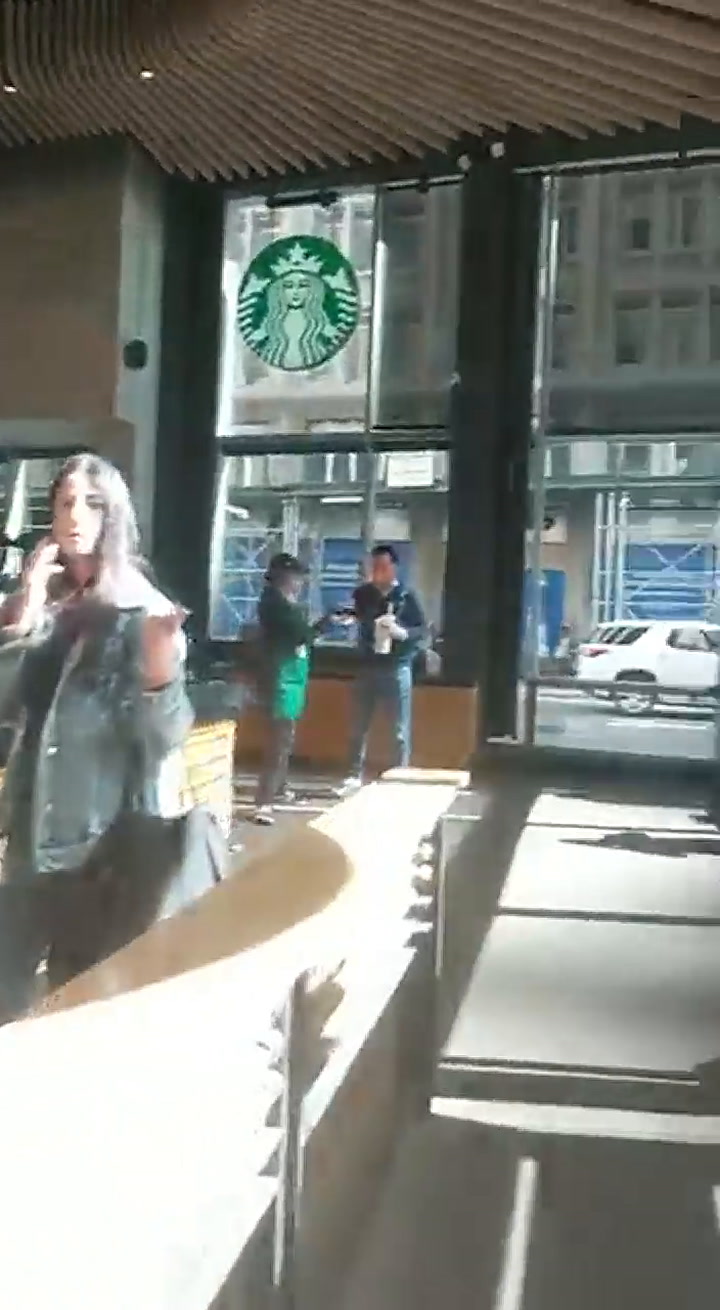James Cromwell pegó sus manos a un mostrador de Starbucks, en señal de protesta