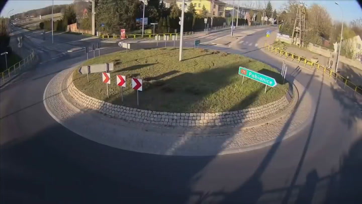 Dramático: el momento en que un auto voló por el aire tras chocar una rotonda - Fuente: Youtube