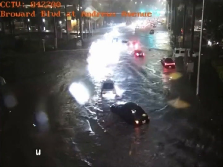 Los autos flotan en el Boulevard Broward, en Fort Lauderdale