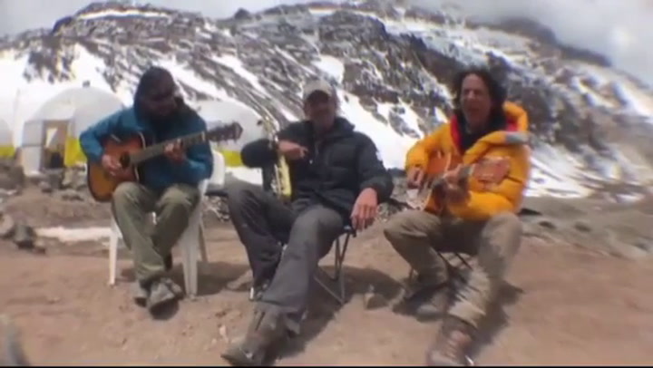 Facundo Arana y Javier Calamaro canta en un descanso del ascenso - Fuente YouTube