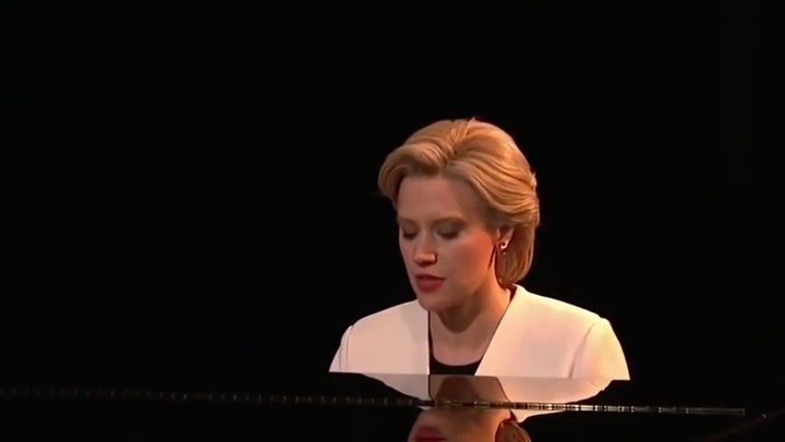 Kate McKinnon canta Hallelujah como Hillary - Fuente: Saturday Night Live