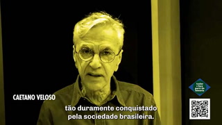 Artistas, intelectuales, políticos, que leen un manifiesto por la democracia en Brasil
