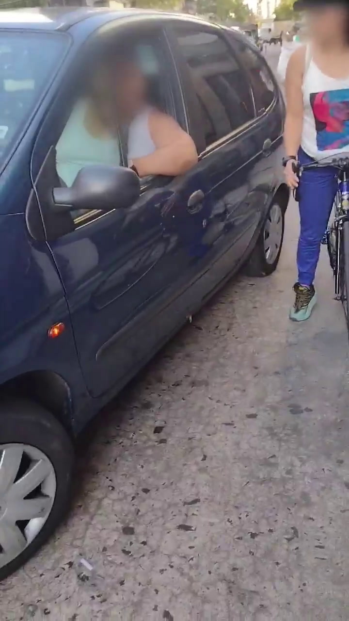 Un hombre conduce en infracción por una ciclovía