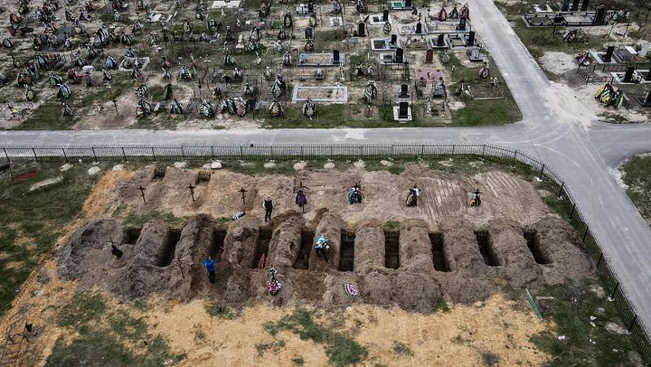 Bucha, tras la retirada rusa, amplía el cementerio de la ciudad