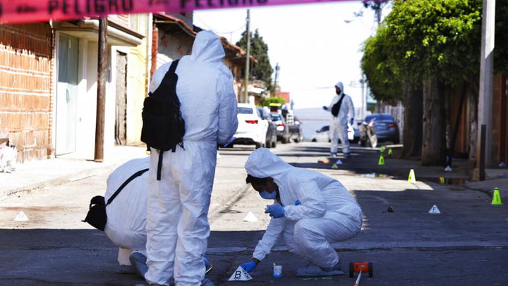 Buscan restos de una docena de personas fusiladas durante un funeral en México 