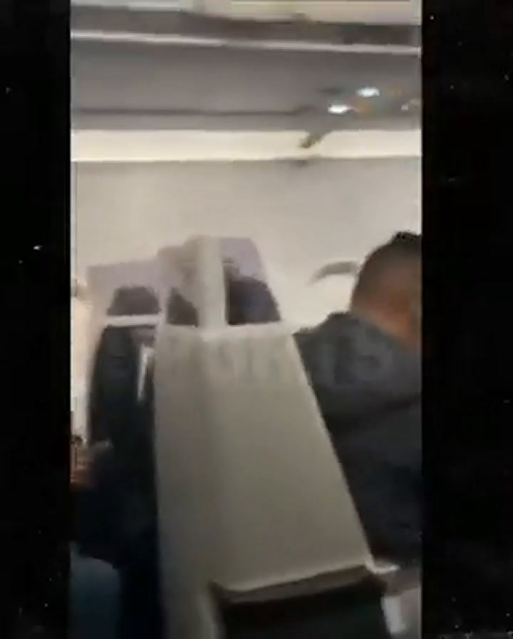 Mike Tyson golpea a un pasajero avión que lo hostigaba
